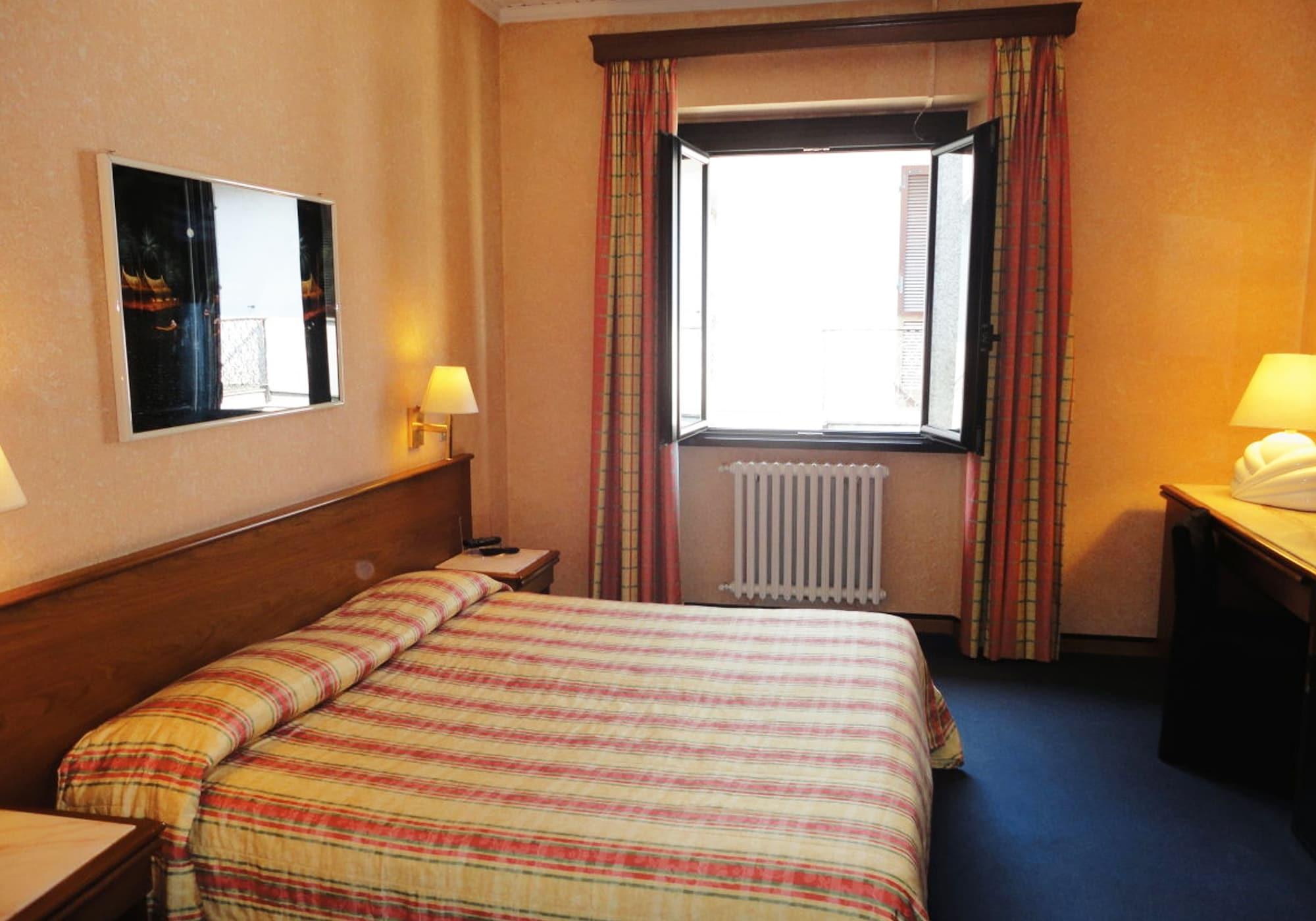 Hotel Giardino Arona Esterno foto