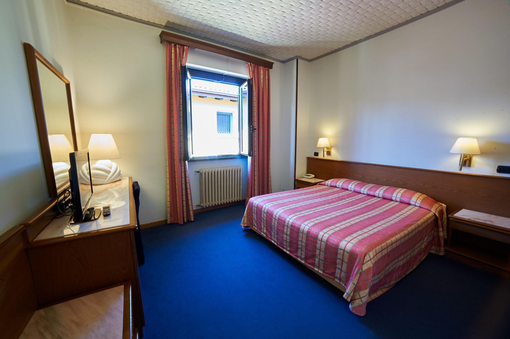 Hotel Giardino Arona Esterno foto