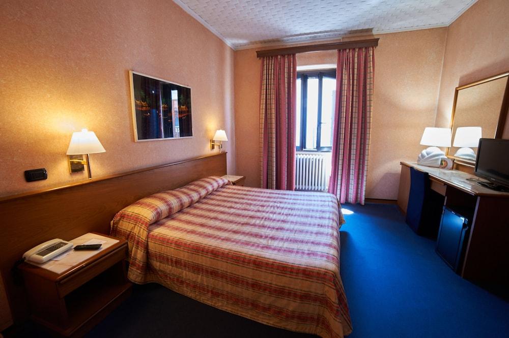 Hotel Giardino Arona Esterno foto