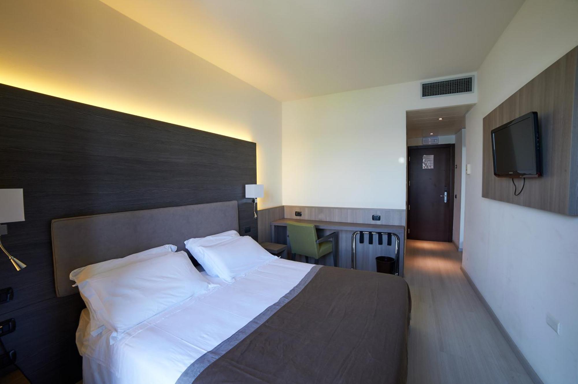 Hotel Giardino Arona Esterno foto