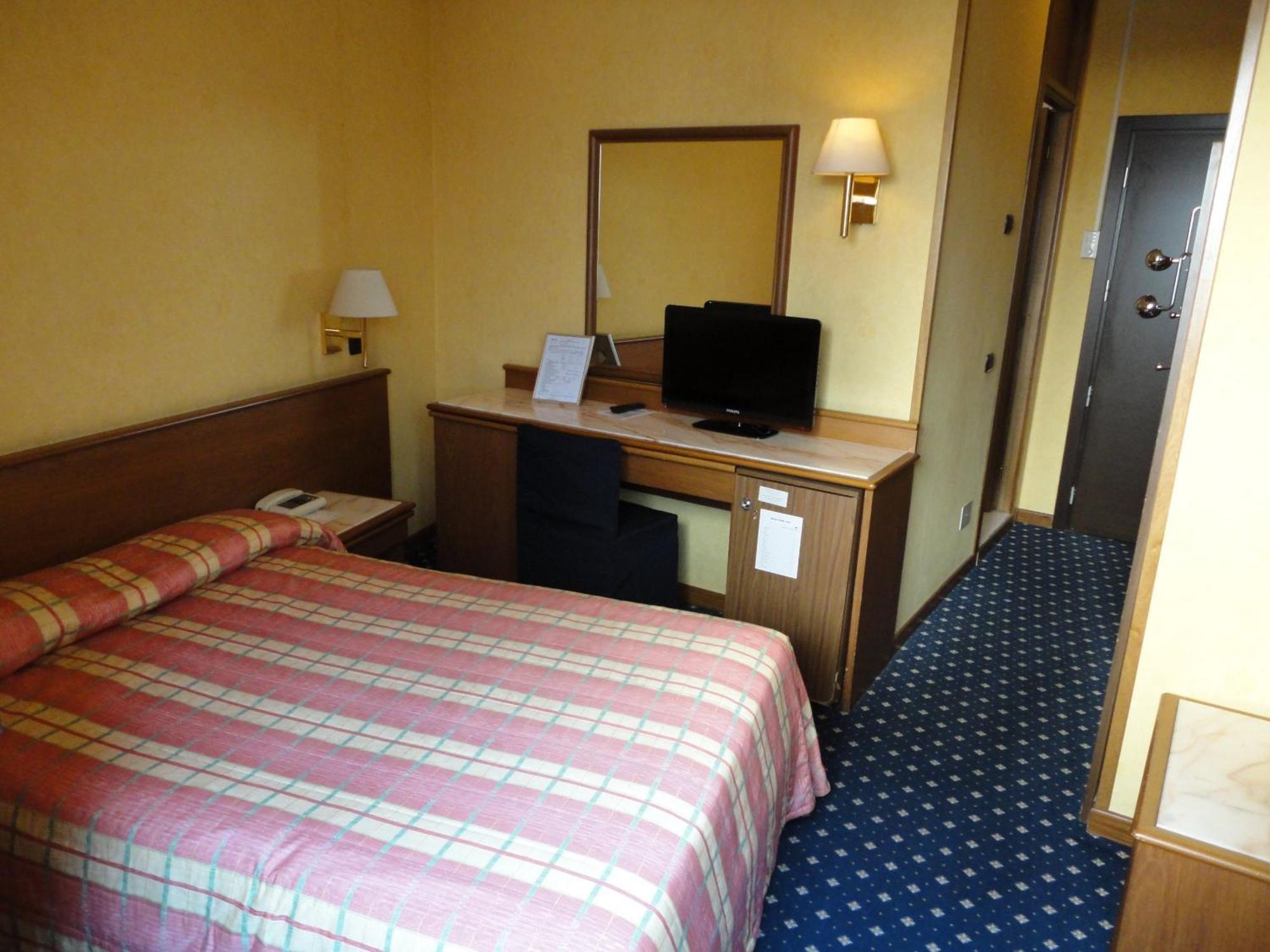 Hotel Giardino Arona Esterno foto