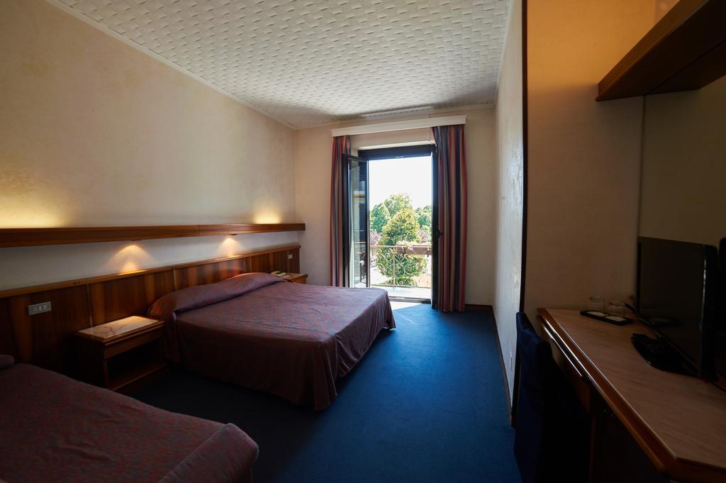 Hotel Giardino Arona Esterno foto