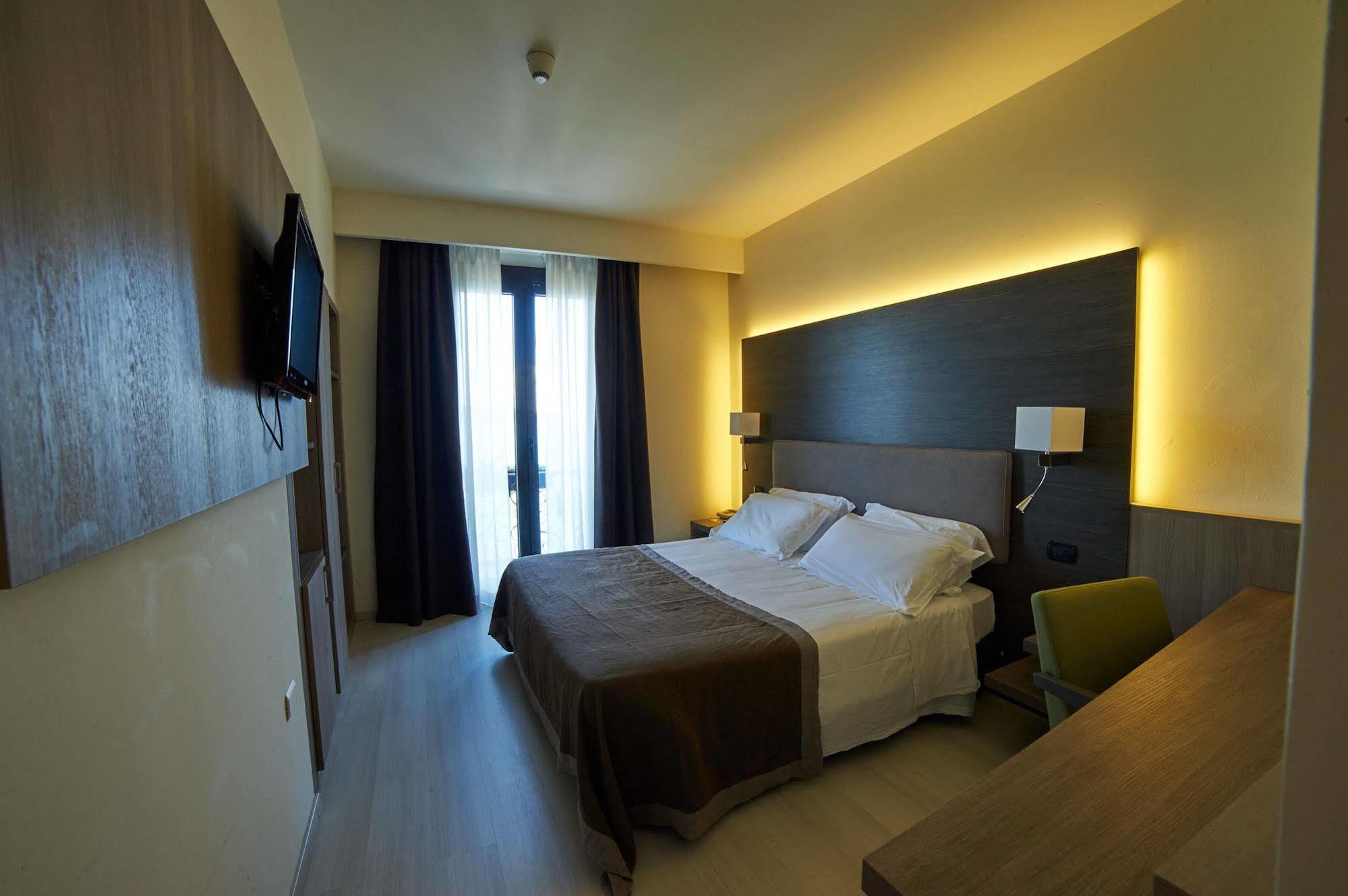 Hotel Giardino Arona Esterno foto