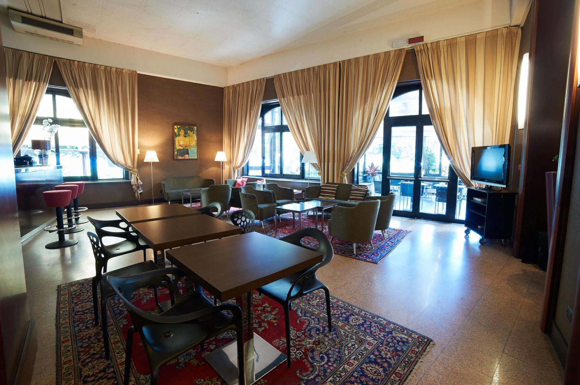 Hotel Giardino Arona Esterno foto